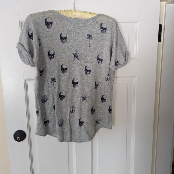 COPY - COPY - SKULL CASHMERE Sz S Small  Gray with Black Skulls Short Sleeve NWT - Picture 2 of 11